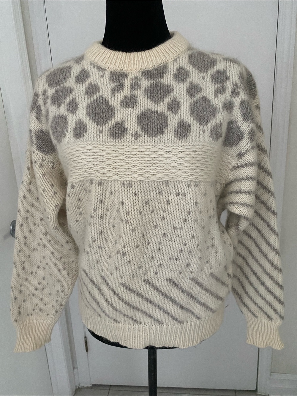 Snowy Peak of New Zealand Cream & Gray Mohair blend Crewneck Sweater Size Small